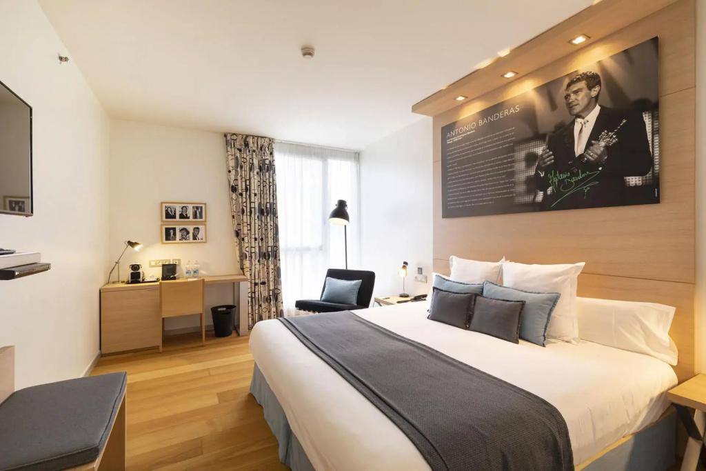 Zinema7 Double room (full double bed)