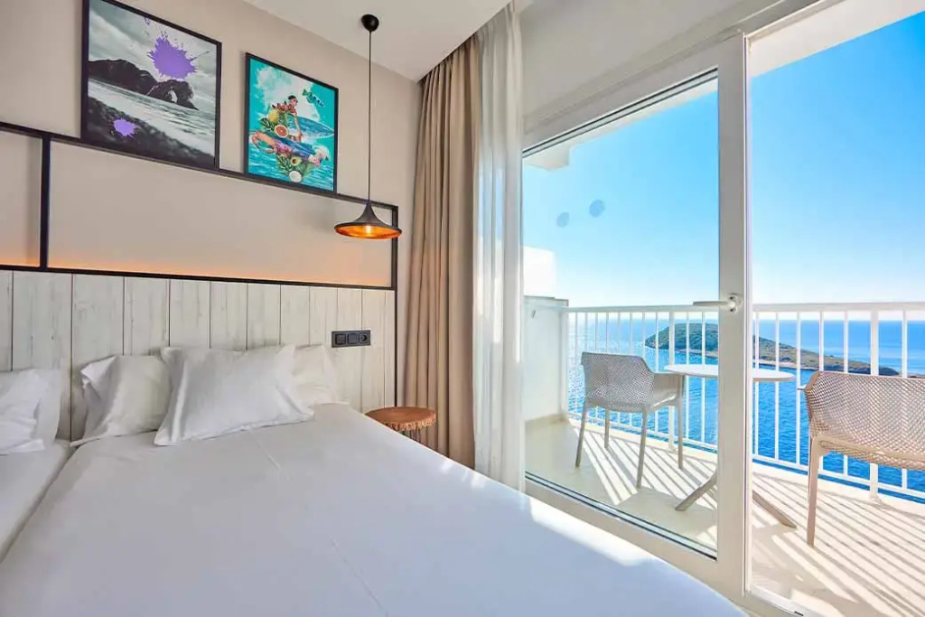 Superior Double room with sea view (full double bed)