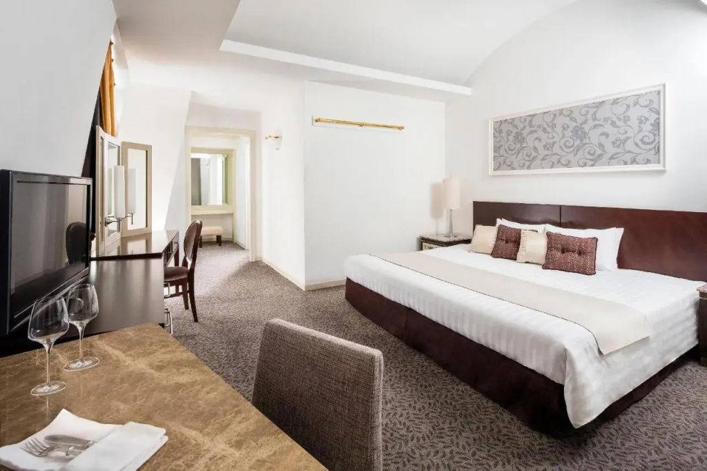 Double Suite (full double bed)