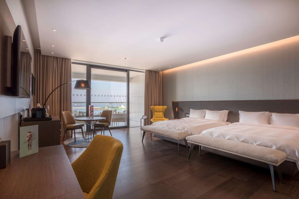 Family Quadruple room with sea view (2 full double beds)