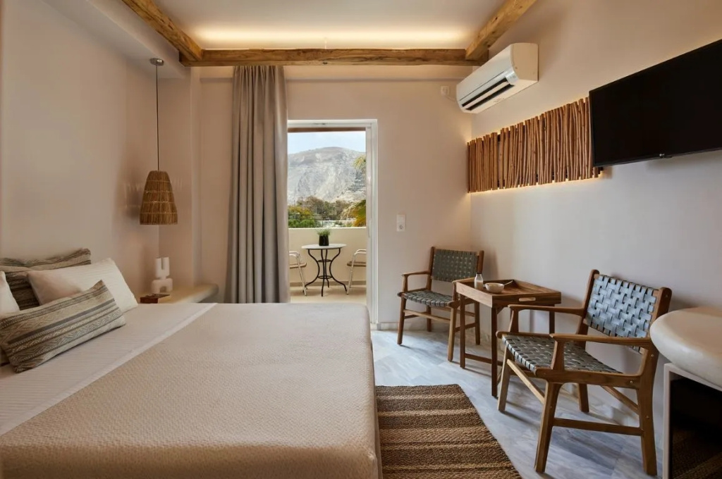 Standard Double Suite with pool view (full double bed)