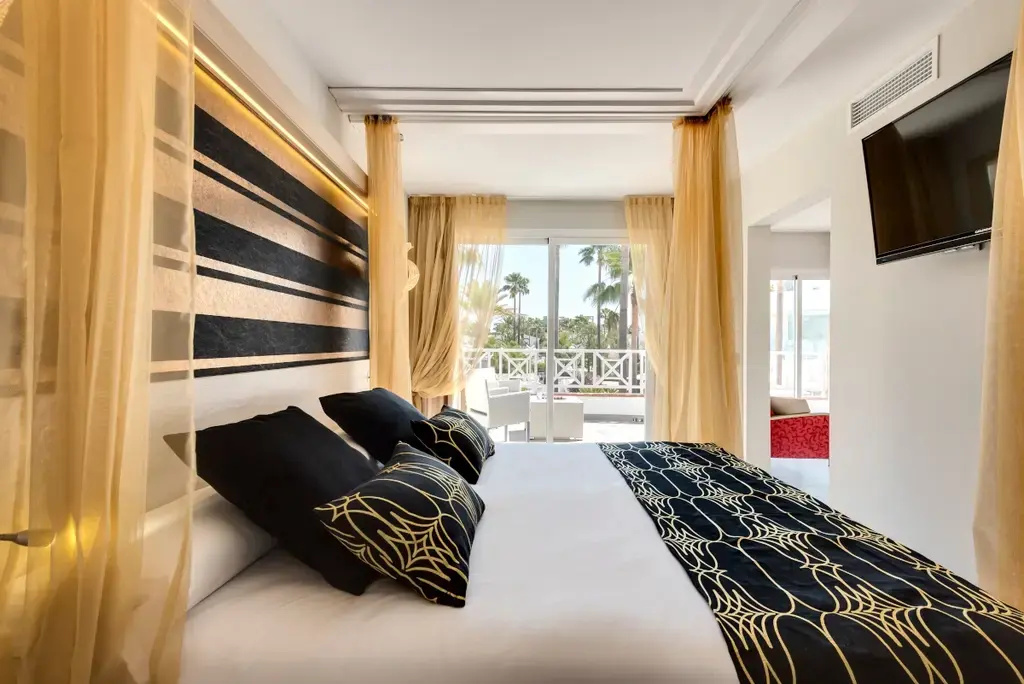 Double Suite (full double bed)