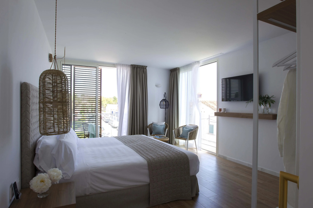 May Corner Double Junior Suite with balcony (full double bed)