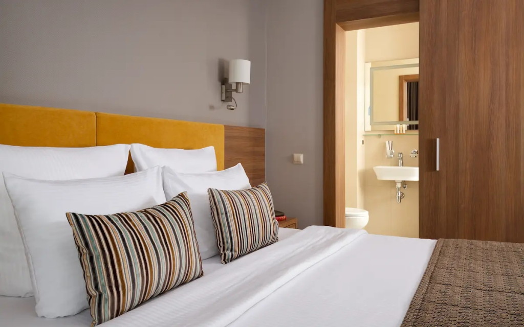 Четырёхместный люкс с 2 комнатами в Знание