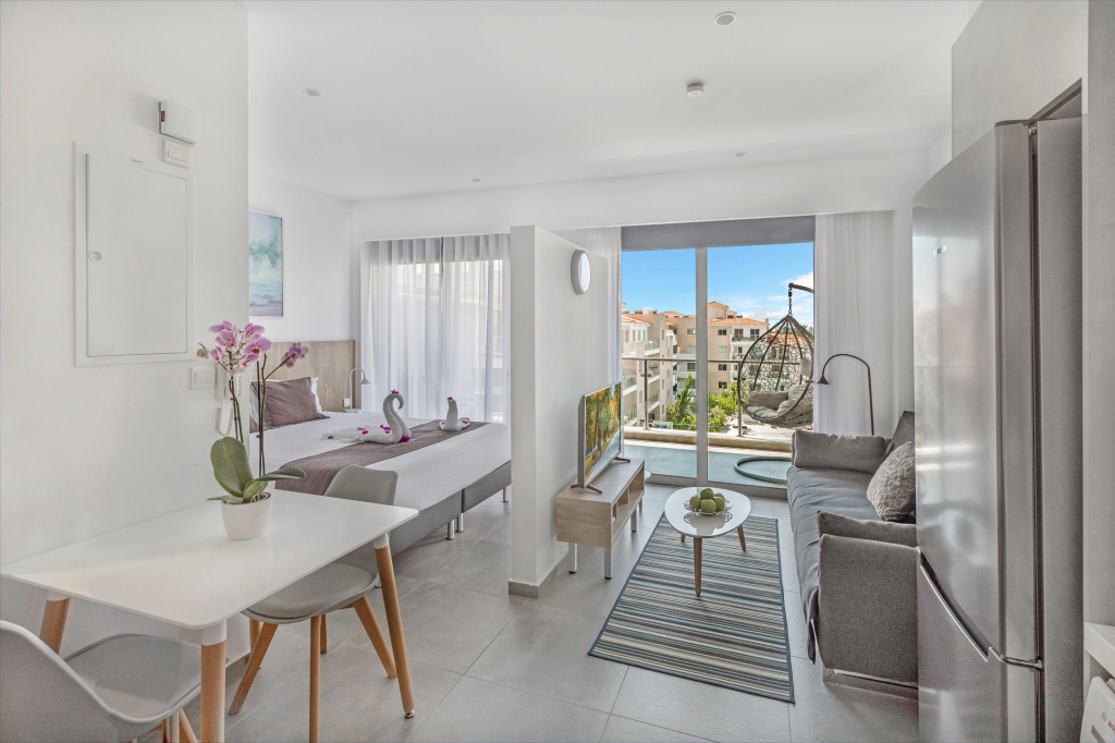 Deluxe Double Studio with balcony (full double bed)