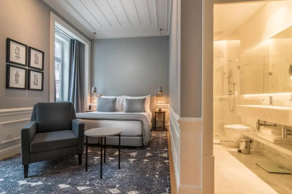 Deluxe Double room with balcony and City View (twin beds)