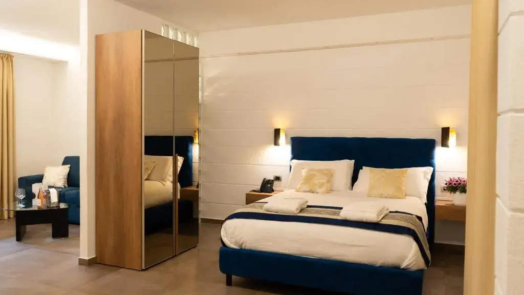Deluxe Double Suite with Whirlpool Bath and Chromotherapy full double bed