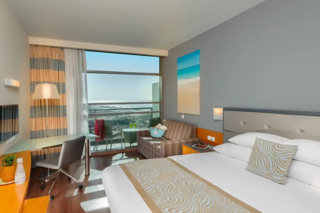 Club Double room with balcony (full double bed)