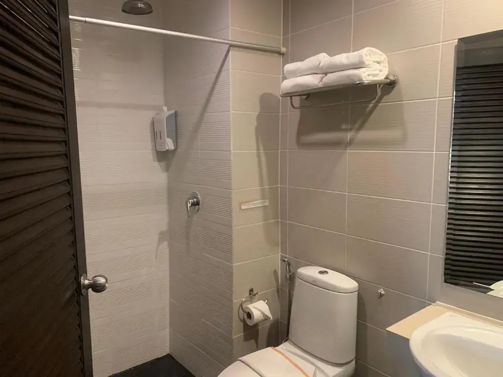 Двухместный номер Standard без окна двуспальная кровать в Lub Sbuy Hostel