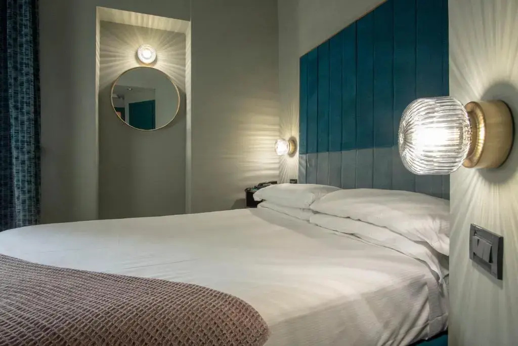 Small Double room (full double bed)