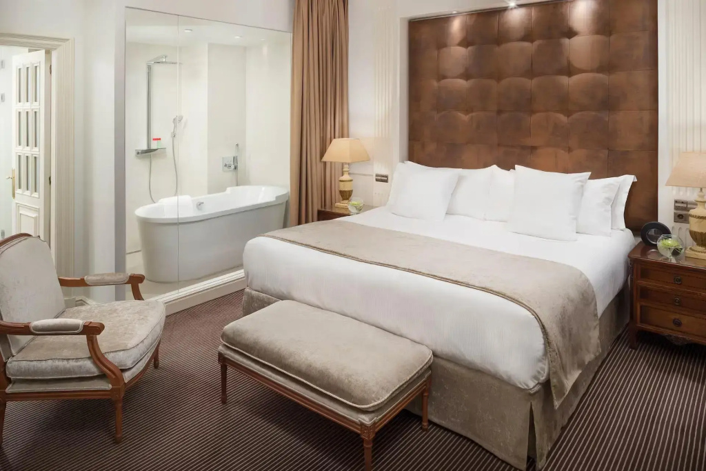 1 Bedroom RedLevel Double Suite (full double bed)