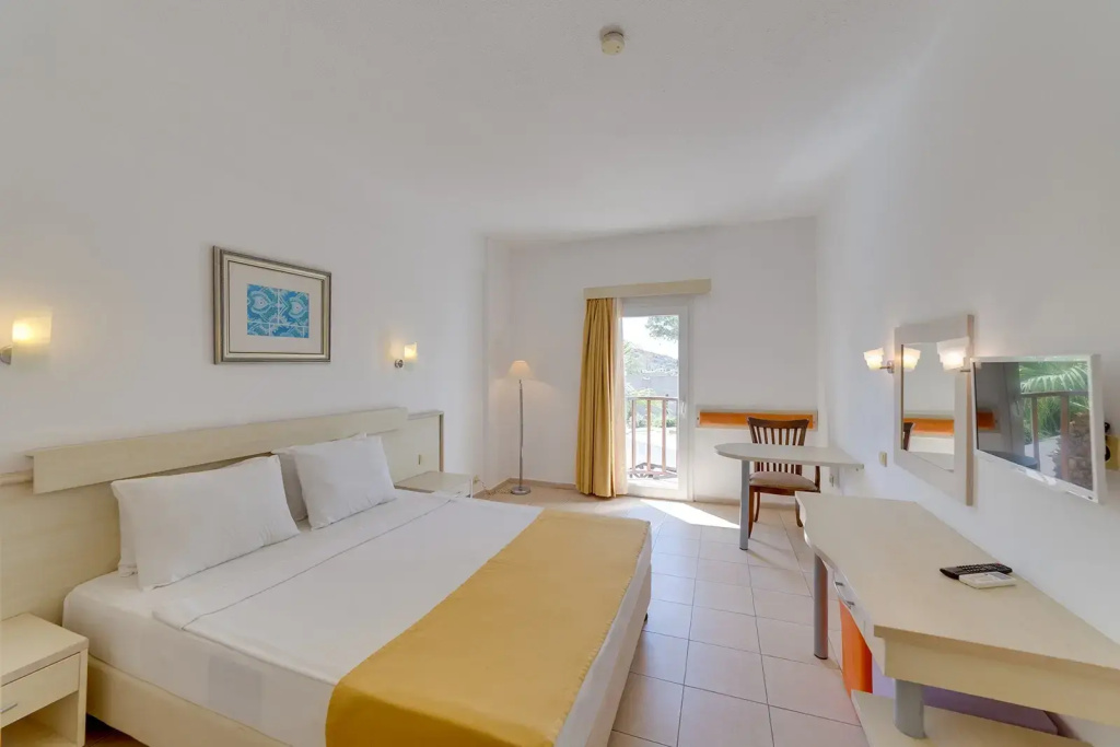 Standard Double room with balcony (full double bed)