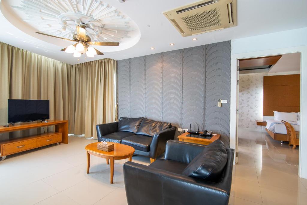 Люкс с 2 комнатами с видом на море в Royal Beach View Suites