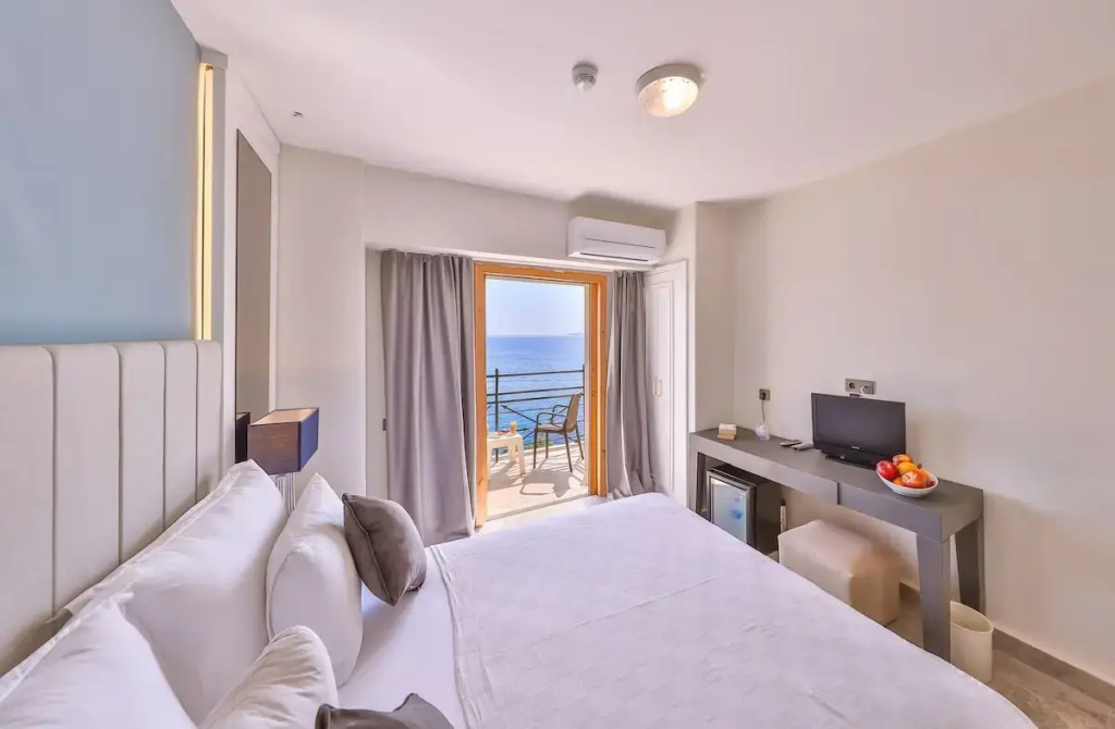Deluxe Double room with sea view (full double bed)
