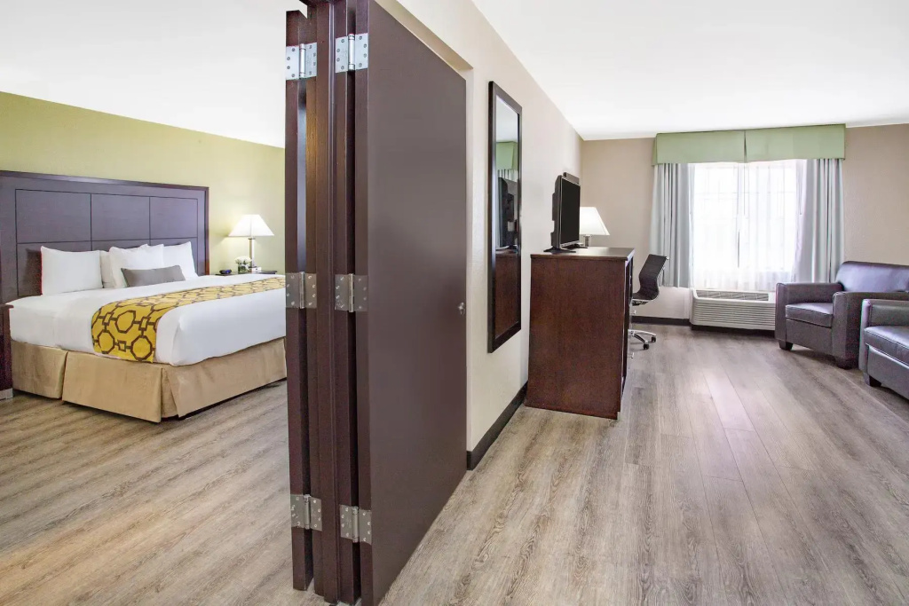 Double Studio Suite (full double bed)