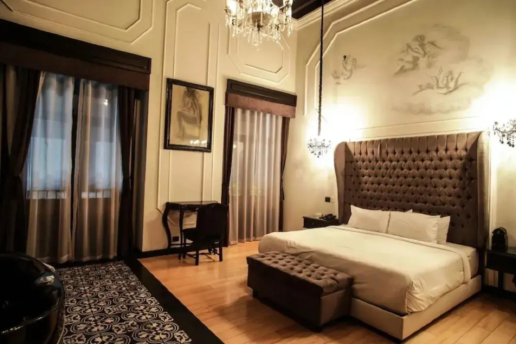 Double Suite with balcony (full double bed)