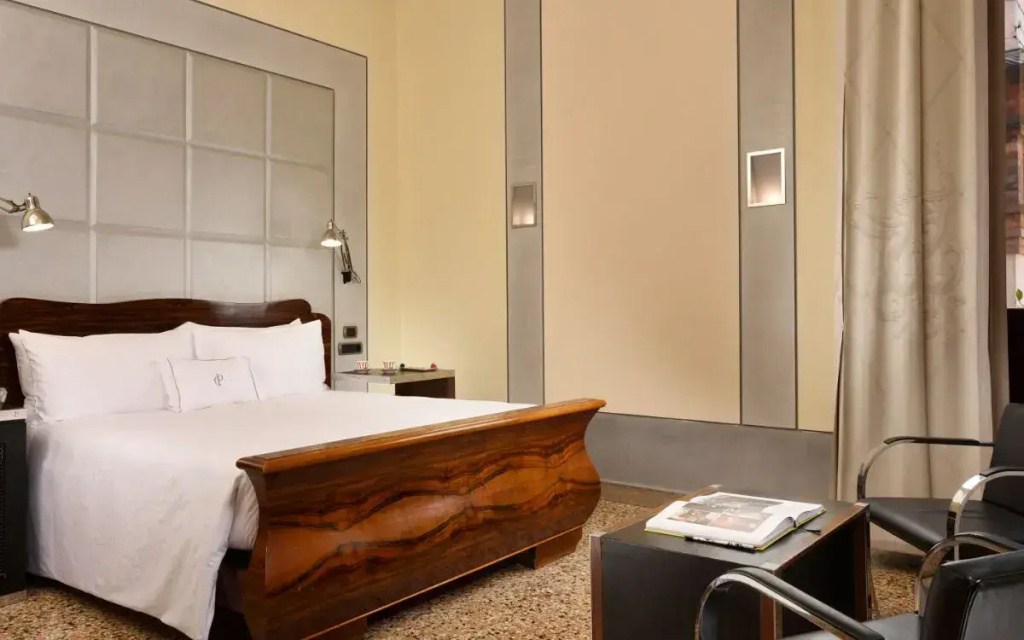 Deluxe Double room (full double bed)