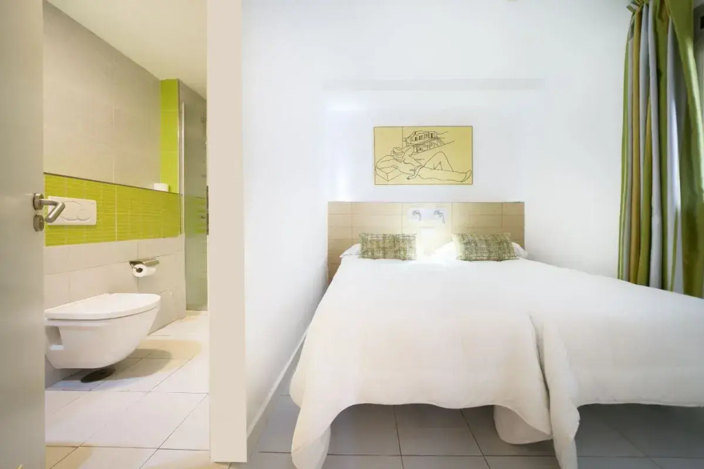 1 Bedroom Classic Apartment with balcony and with sea view