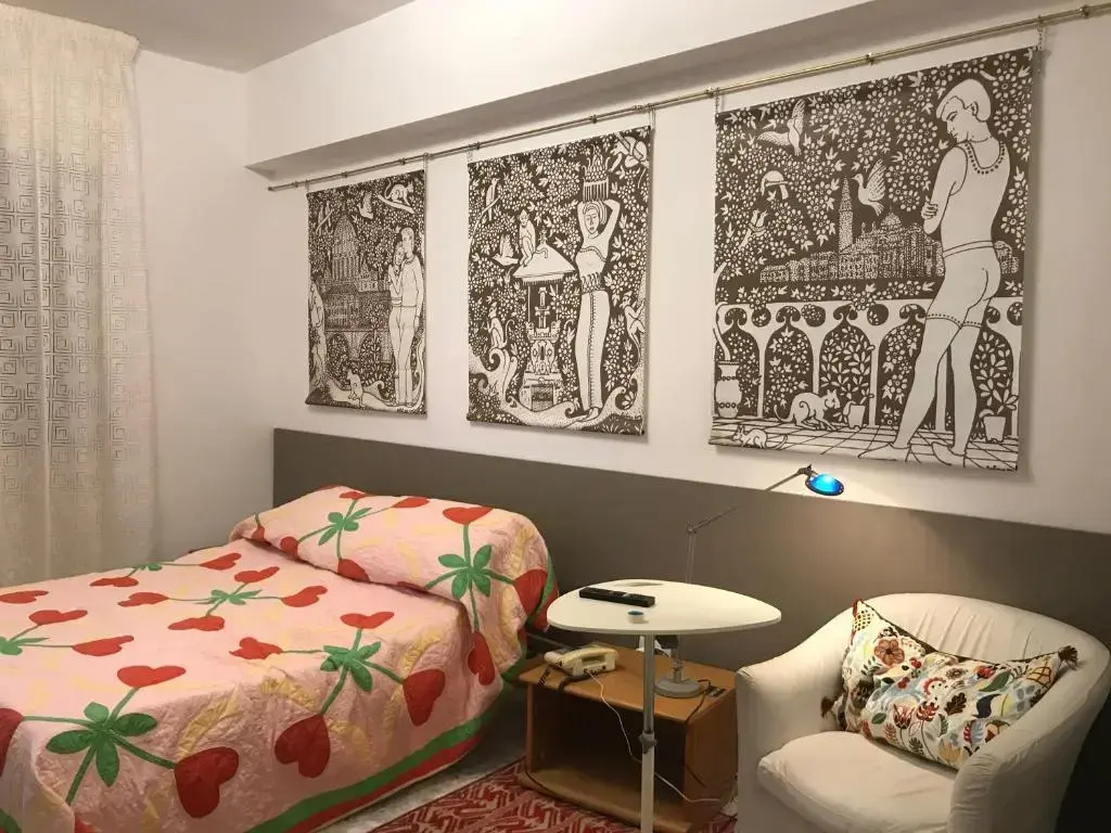 Large Double room (full double bed)