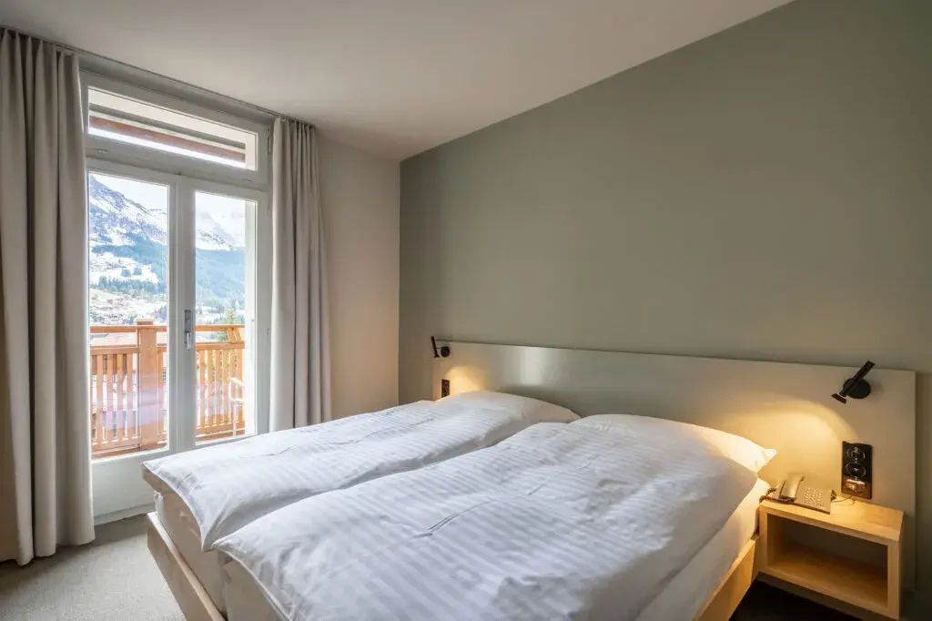 Double room with Jungfrau view (full double bed)