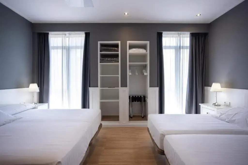Superior Quadruple room with square view
