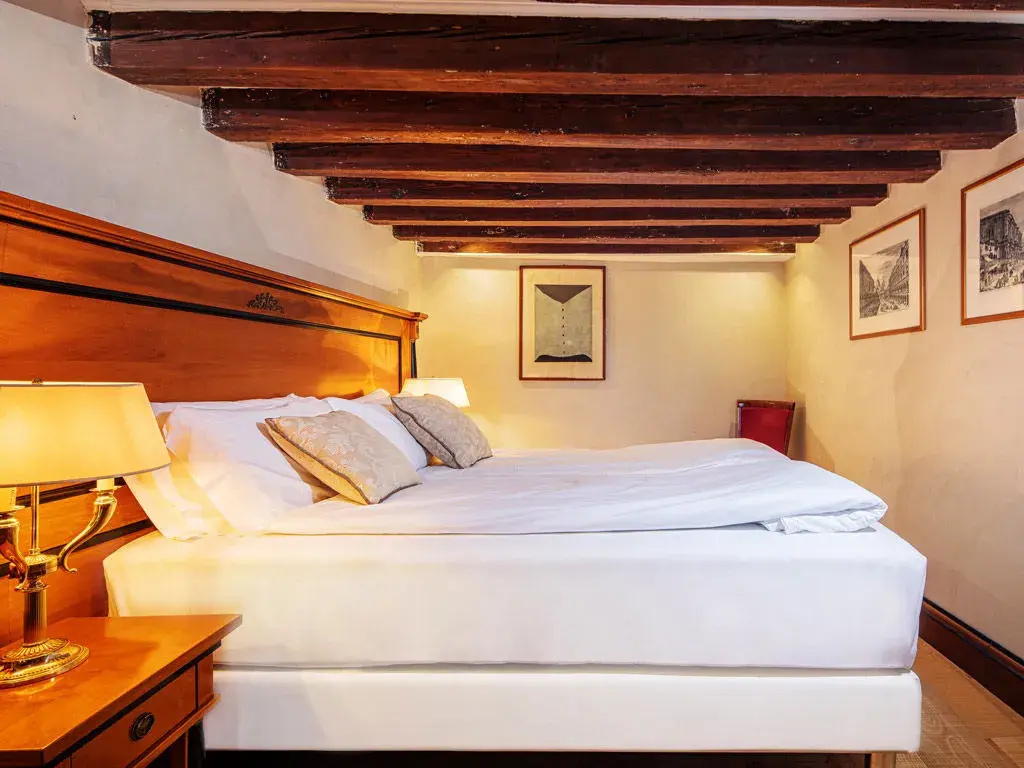 Double Junior Suite with canal view (full double bed)