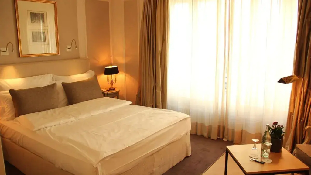 Classic Double room (full double bed)