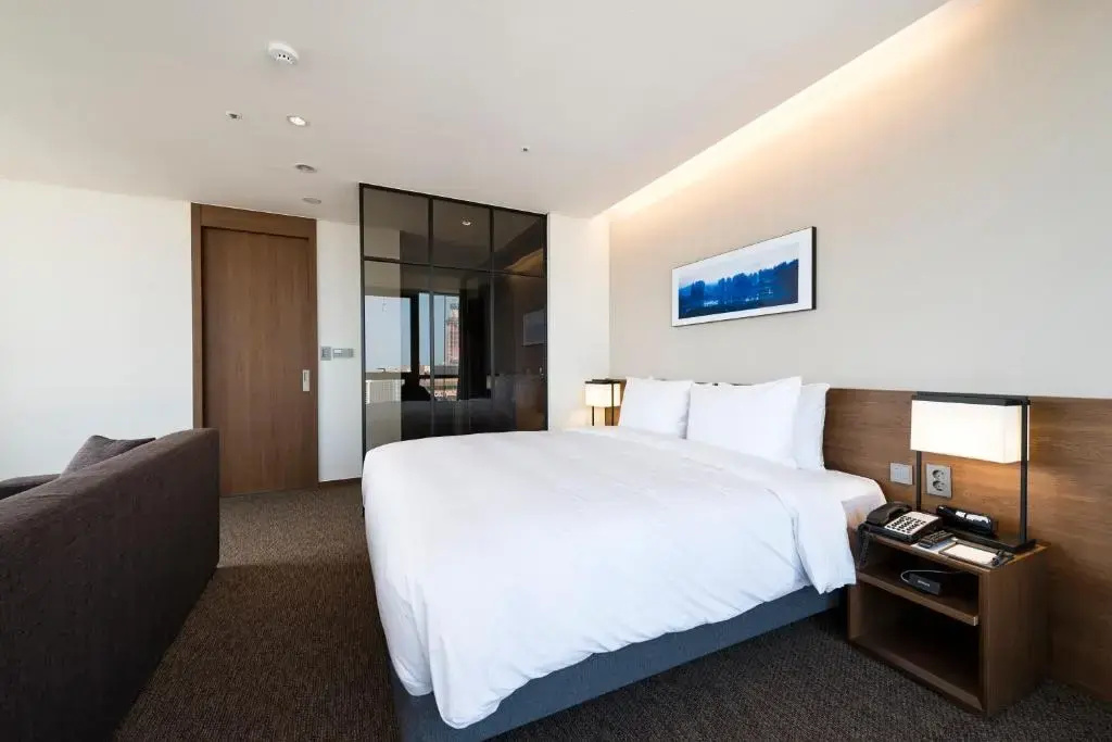 Corner Double Suite (full double bed)