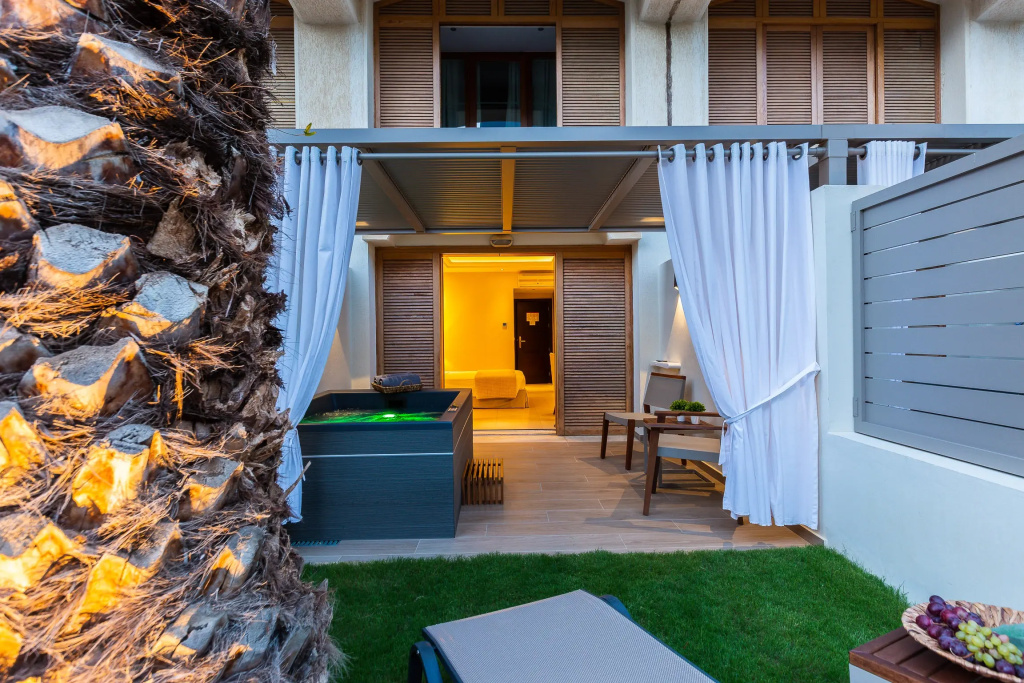 Superior with Outdoor Jetted Tub Double room (full double bed)