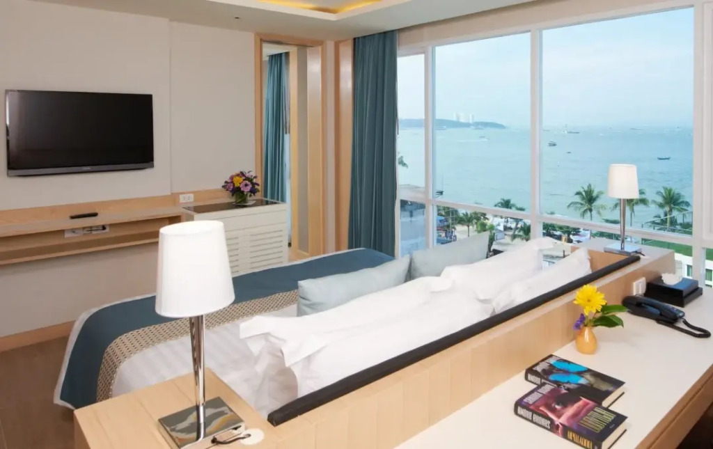 Двухместный люкс c 1 комнатой с видом на океан двуспальная кровать в Pattaya Sea View Hotel