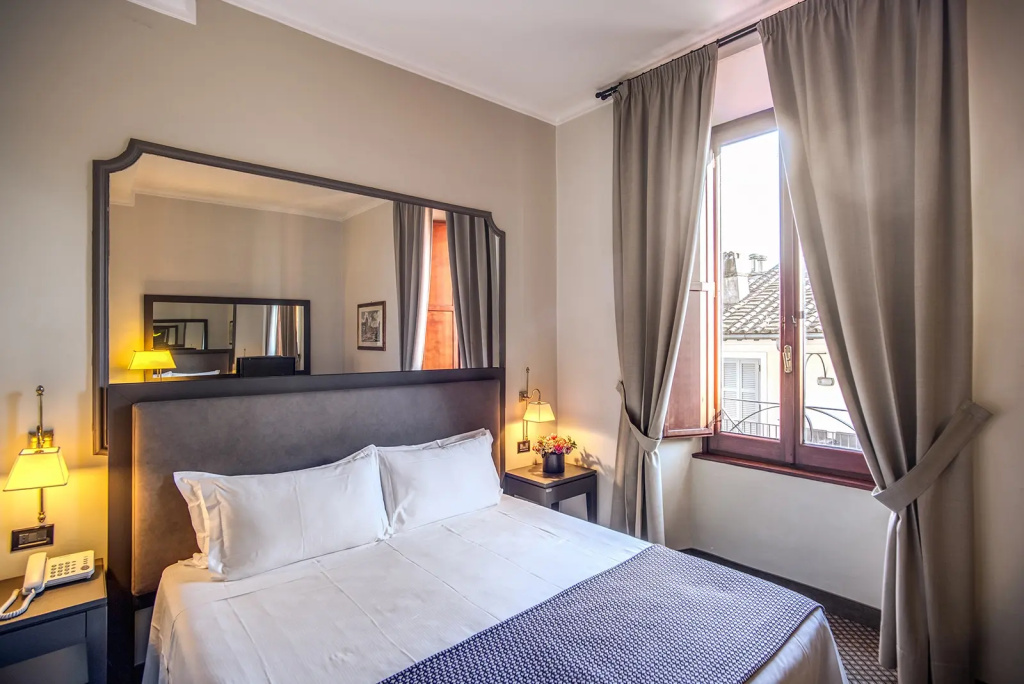 Classic View of Montecitorio Double room (full double bed)
