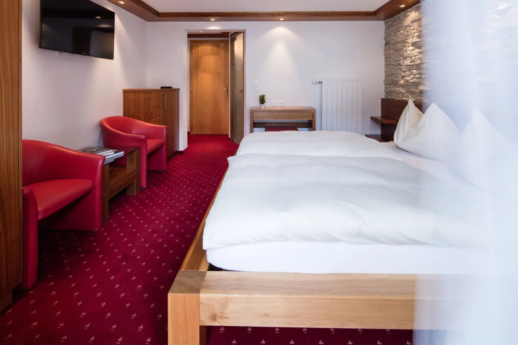 Deluxe Double room (full double bed)