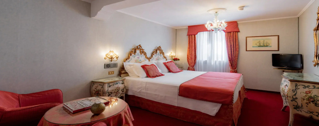 Classic Venetian Double room (full double bed)