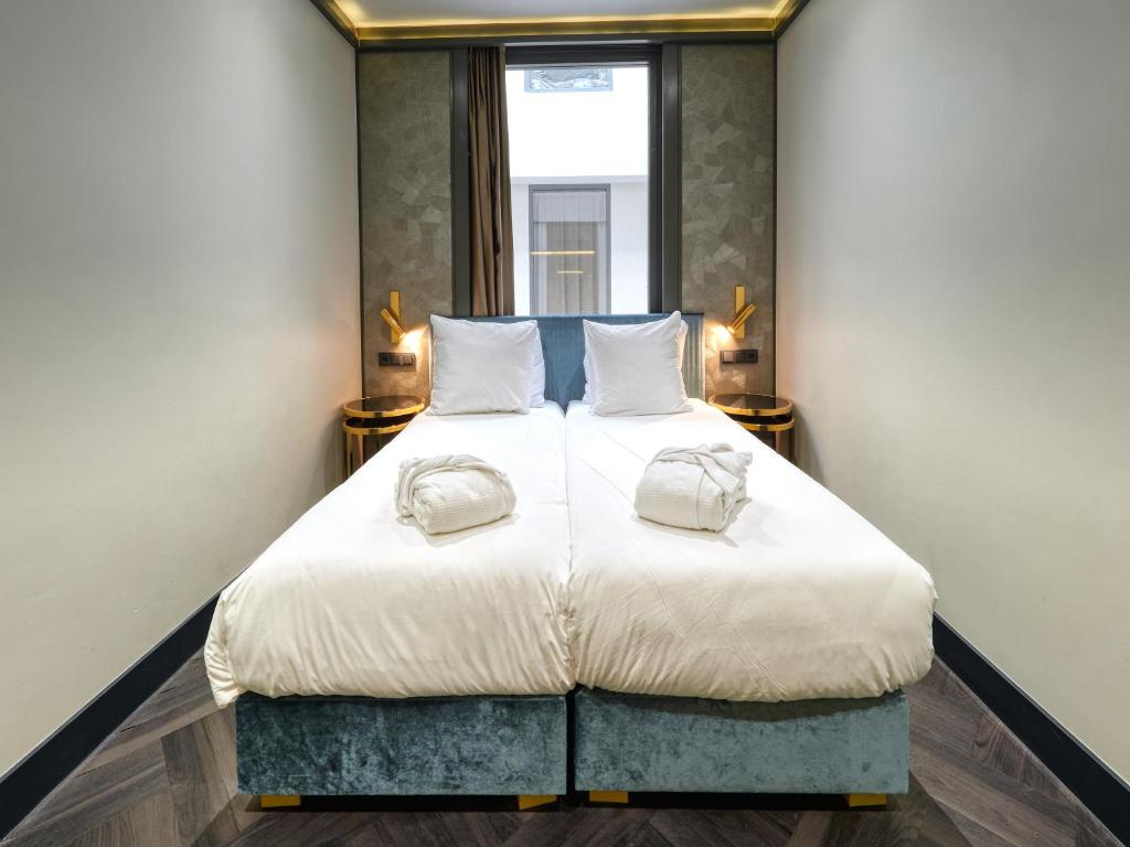 Double room (full double bed)
