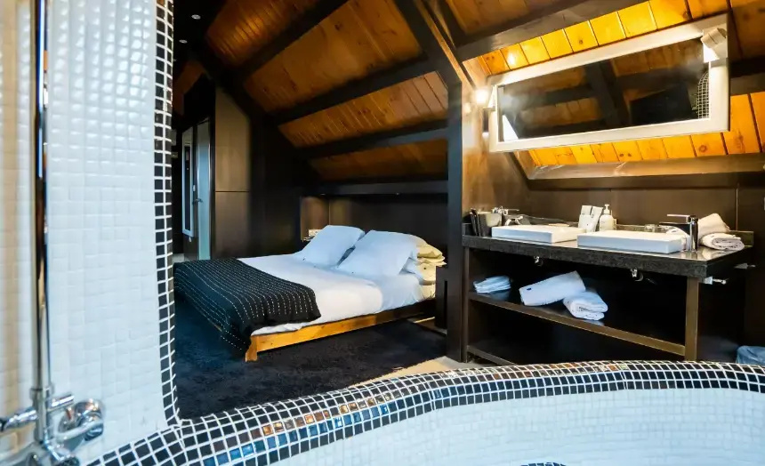 Double Suite (full double bed)