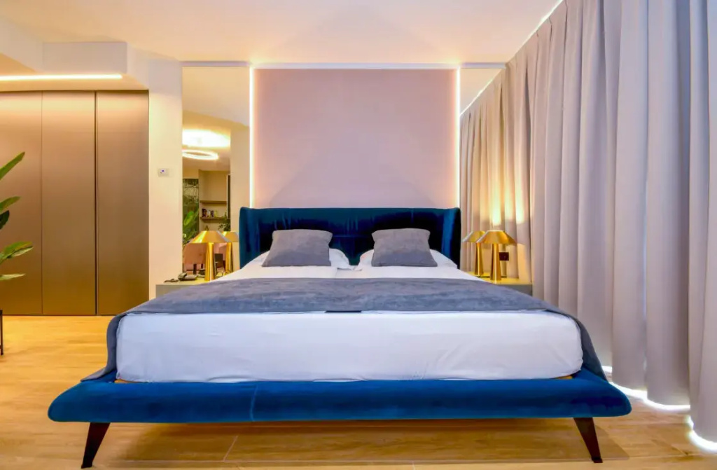 Master Double Suite full double bed