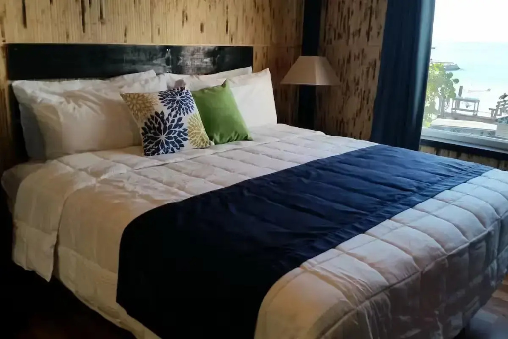 Great White Double Apartment (full double bed)