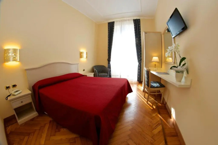 Double room with balcony and with lake view (full double bed)