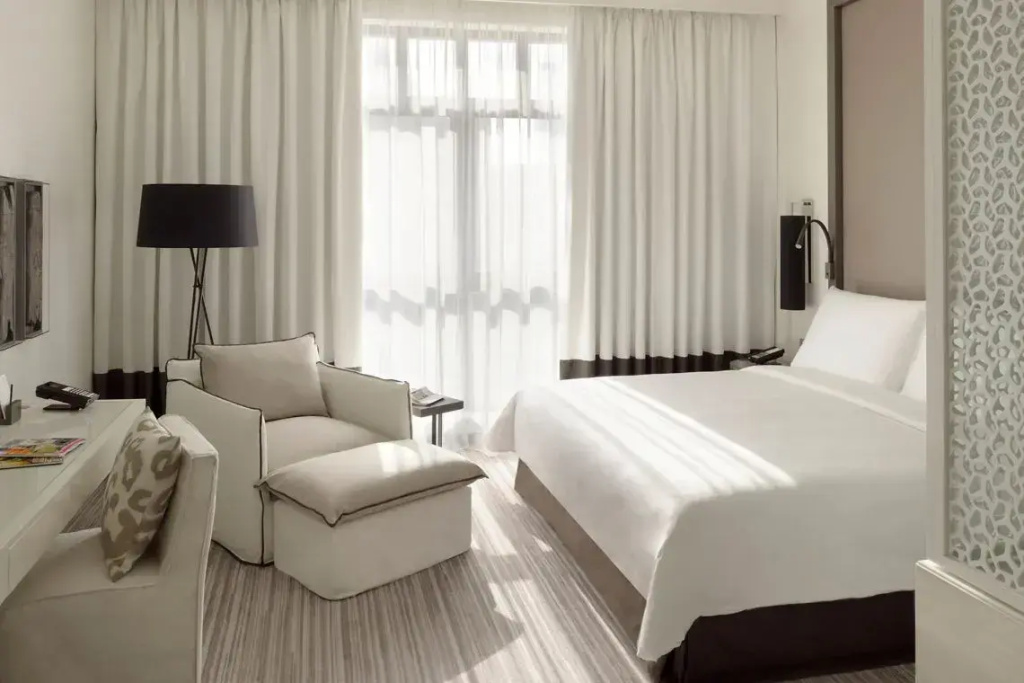 Junior Suite with balcony and with city view