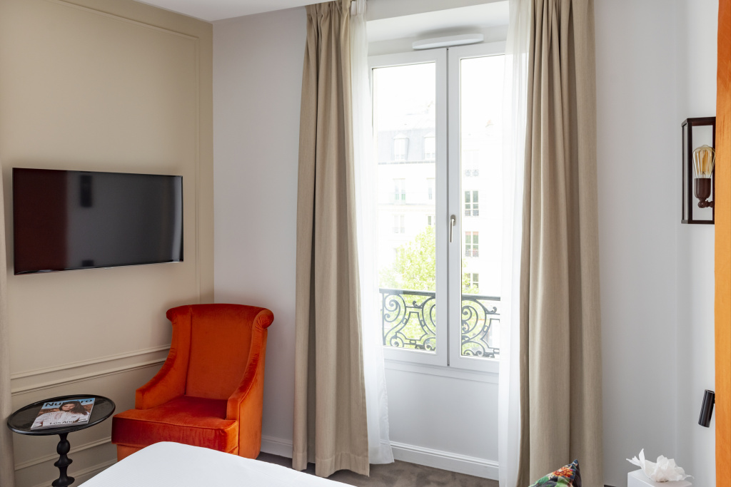 Comtesse - Eiffel Tower front view Double room (full double bed)