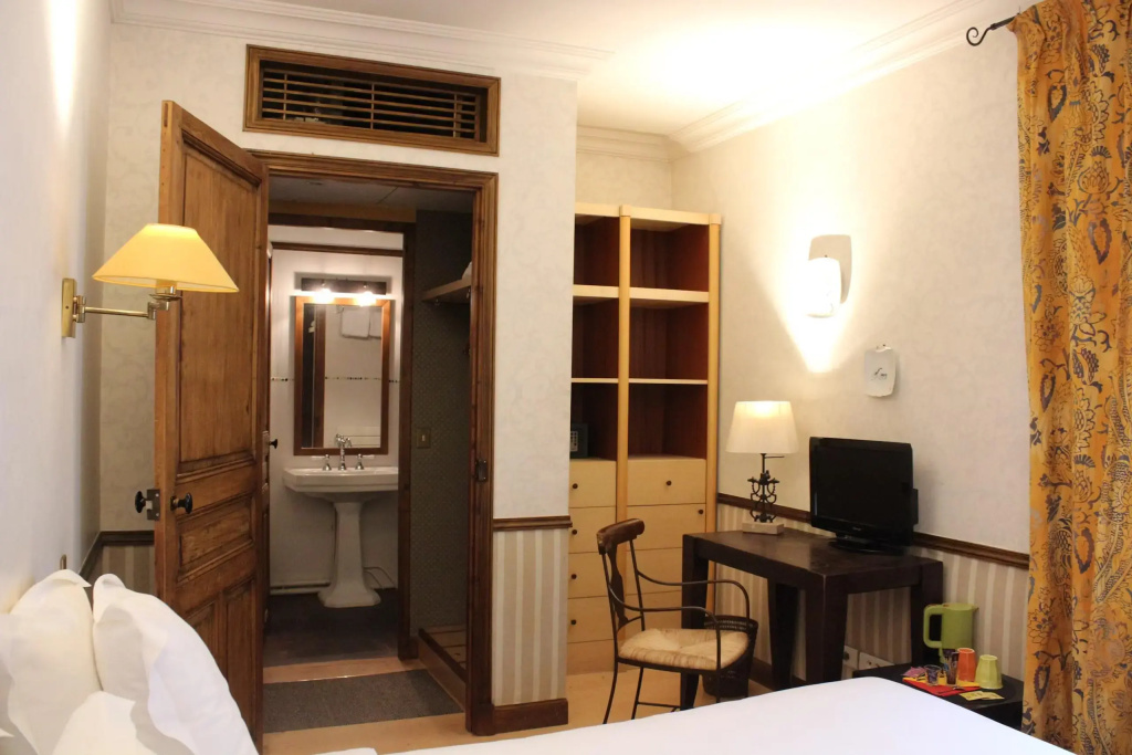 Quadruple room with courtyard view