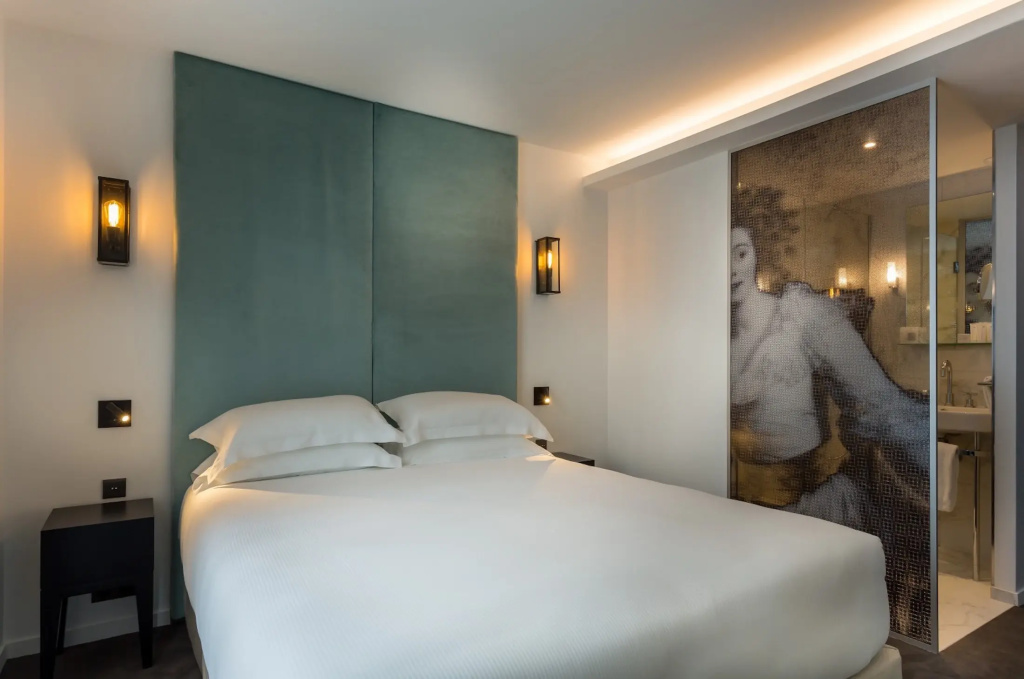Baronne - Eiffel Tower side view Double room (full double bed)