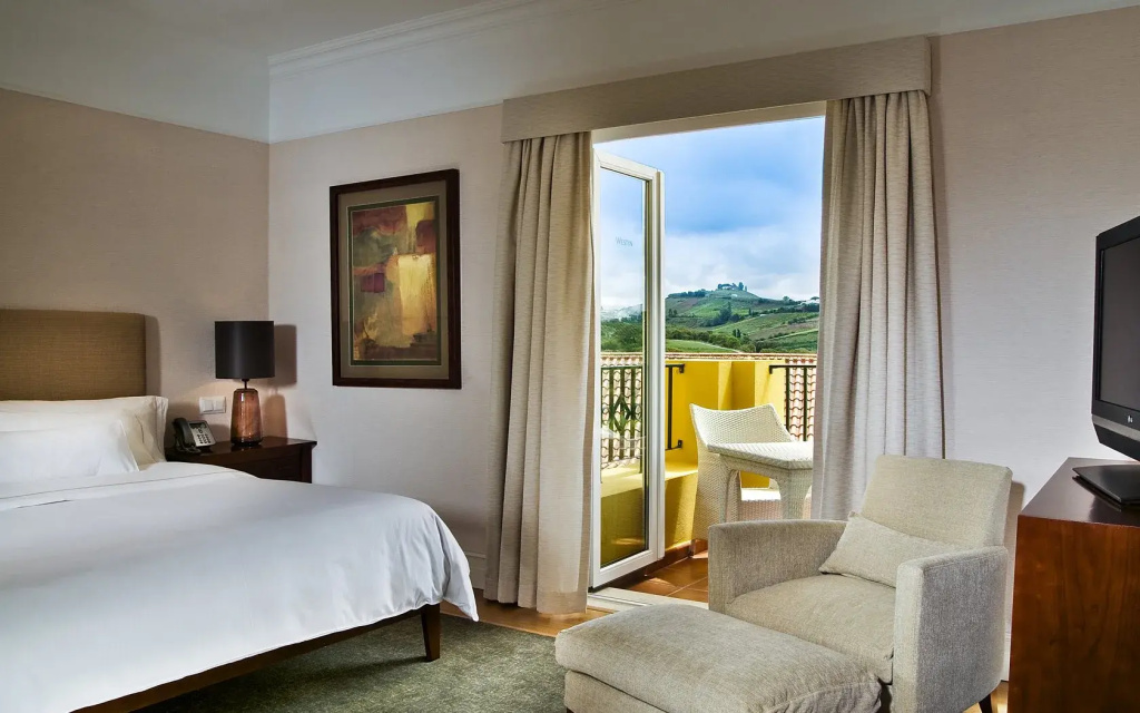 Double Suite with golf view (full double bed)