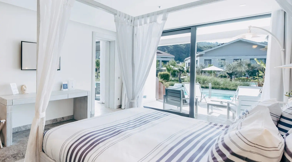 Premier Pool Access Double Suite (full double bed)