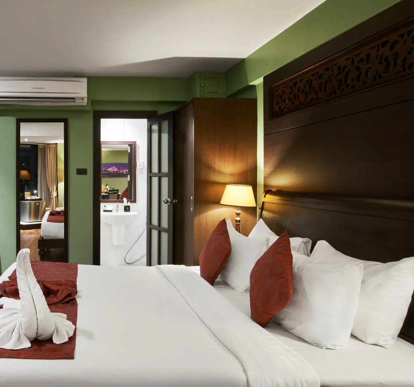 Double room with river view (full double bed)