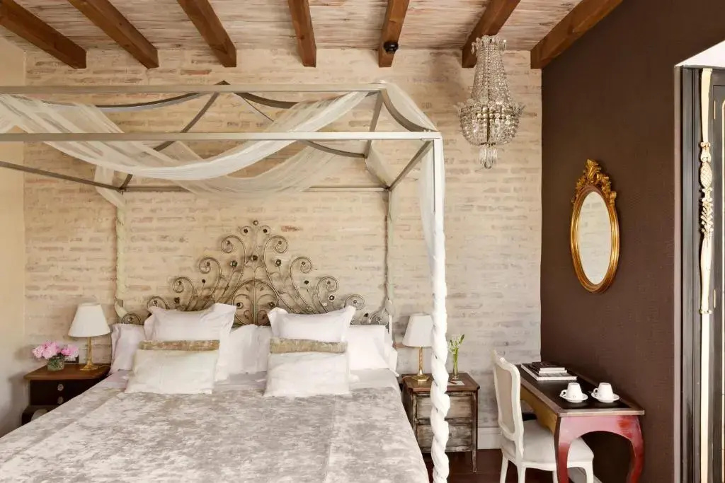 Deluxe Double room (full double bed)