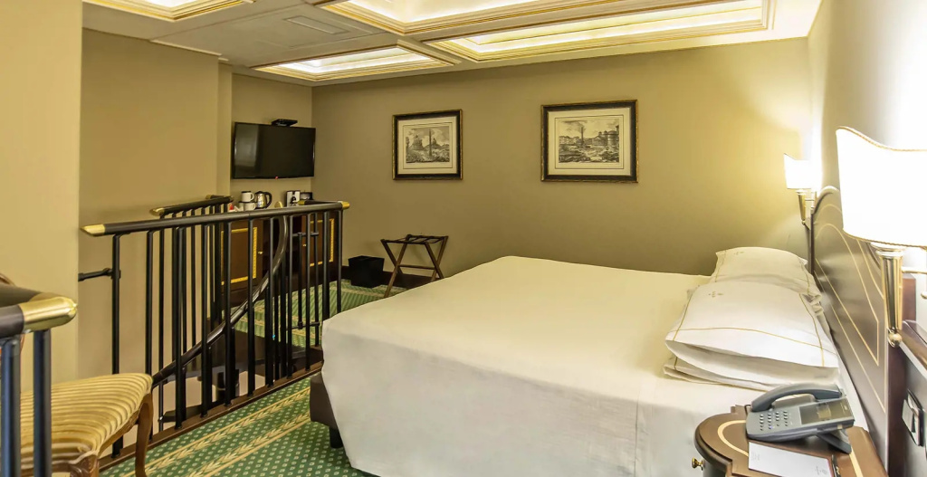 Deluxe Central Court Double room (full double bed)