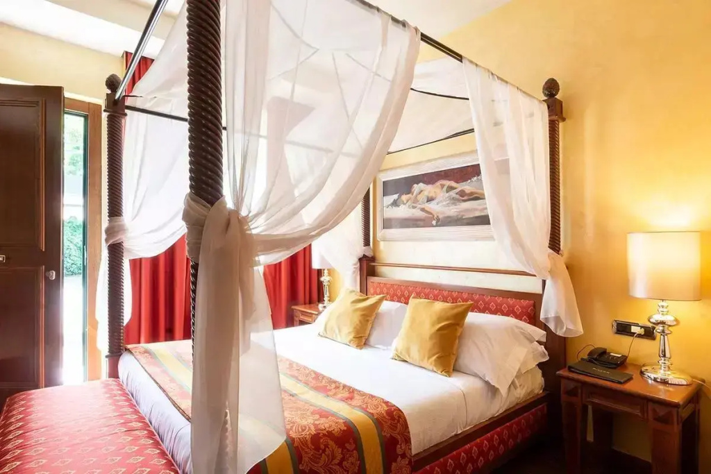 Double Suite (full double bed)