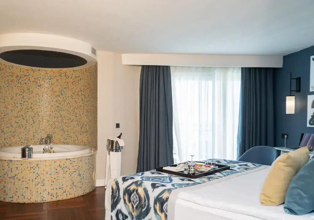 Double Junior Suite with sea view (full double bed)