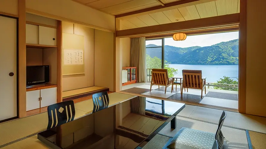 Japanese-style room with Lake Ashi view